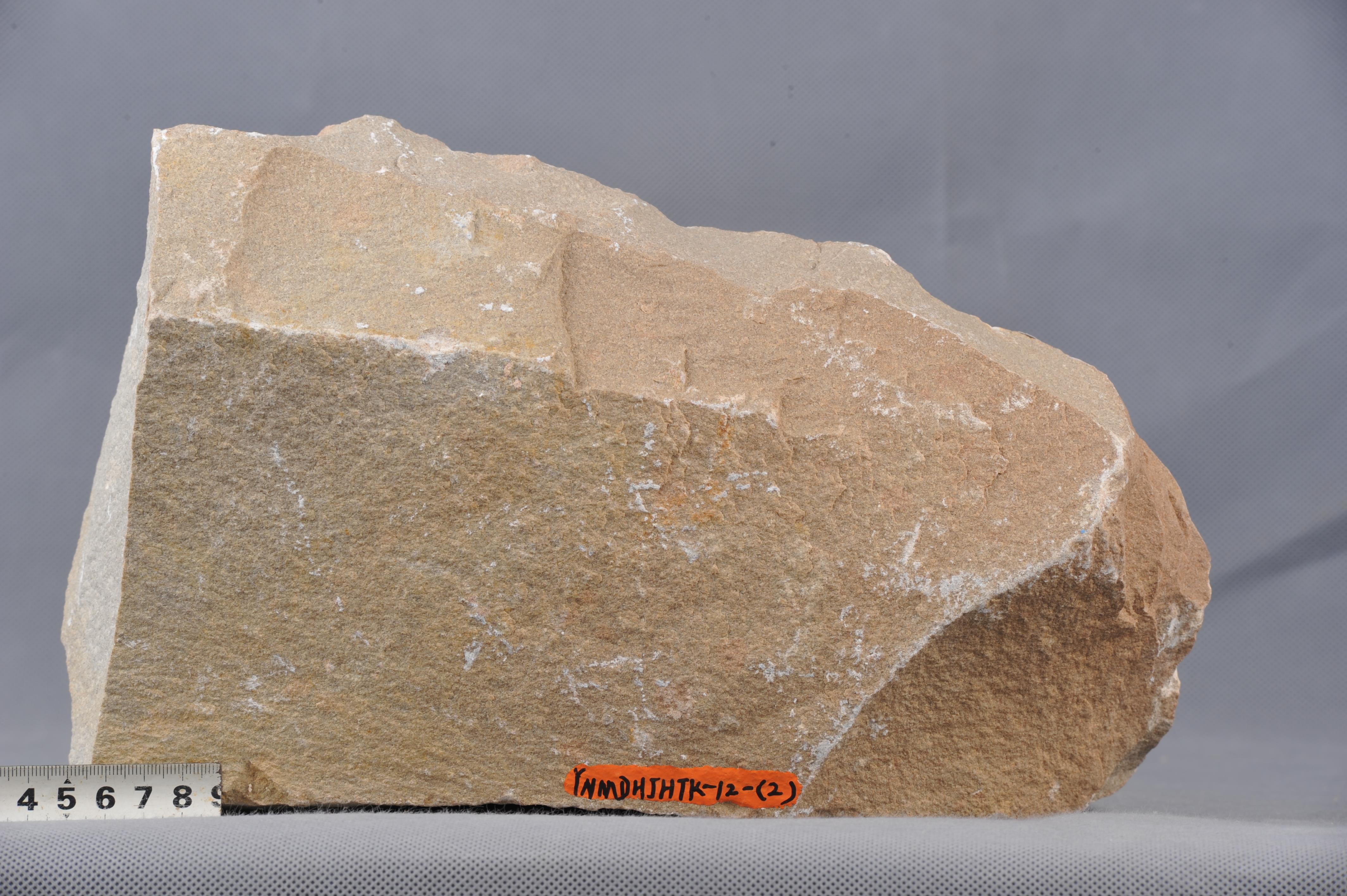 长石石英砂岩:浅灰色,细粒,块状,成分要为石英,长石,致密.