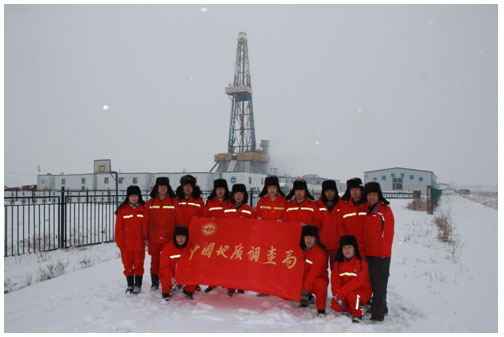 图1.飞雪中的松科2井施工现场